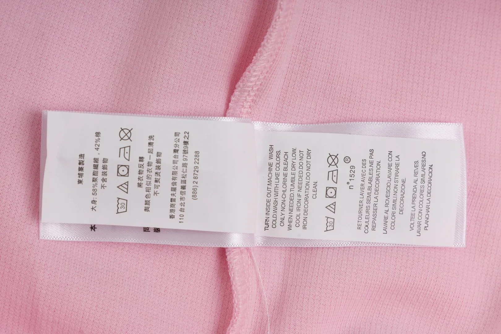P230 #R97 Ralph lauren twelve-color embroidered pony logo half-zip high-neck long-sleeved knitted sweatshirt. The same style for men and women. The new half-zip sweatshirt for couples to wear in autumn is here! This kind of sweatshirt is really popular this year, even more popular than the hooded sweatshirt. Open the zipper and it can be used as a large lapel, which makes it more fashionable. The color of the classic design of the little war horse on the chest is matched with the embroidery. The simple zipper design echoes the brand logo, so you don’t need to match too much. The sweater version is loose enough! The fabric is custom-woven and dyed 100 cotton. 320g high gram weight 100% cotton knitted cotton with a certain thickness. The fabric is soft and comfortable, and the three-dimensional fabric is full of texture. The stitching is three needles and five threads, which is beautiful and strong. The pattern is also good. Although it is loose, it does not look bulky! - It is not a popular color scheme on the street. The color is pure and highly recommended. The upper body has a particularly high rate of turning heads. Loose style. Big drop shoulder OS style. Same style for men and women. Couple wear. Versatile and practical! Color: Gray, navy, khaki, green label, oatmeal brown label, apricot, black, army green, burgundy, pink, dark gray, light blue, white. Size: S M L XL Length: 70/72/74/76 Bust: 53.5/55.5/57.5/58.5 Shoulder width: 44/45/46/47 Sleeve length: 61/62/63/64